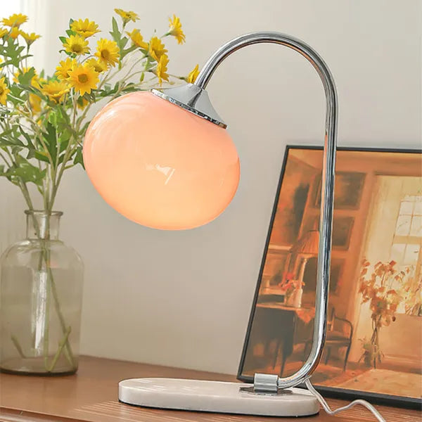 Metal og glas bordlampe fra Skumfidus