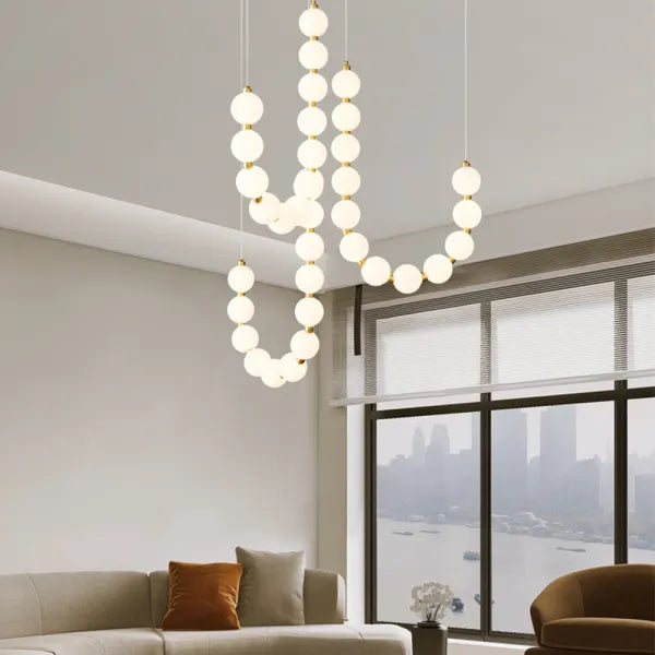 Elegant hvid halskæde med lysekrone-design