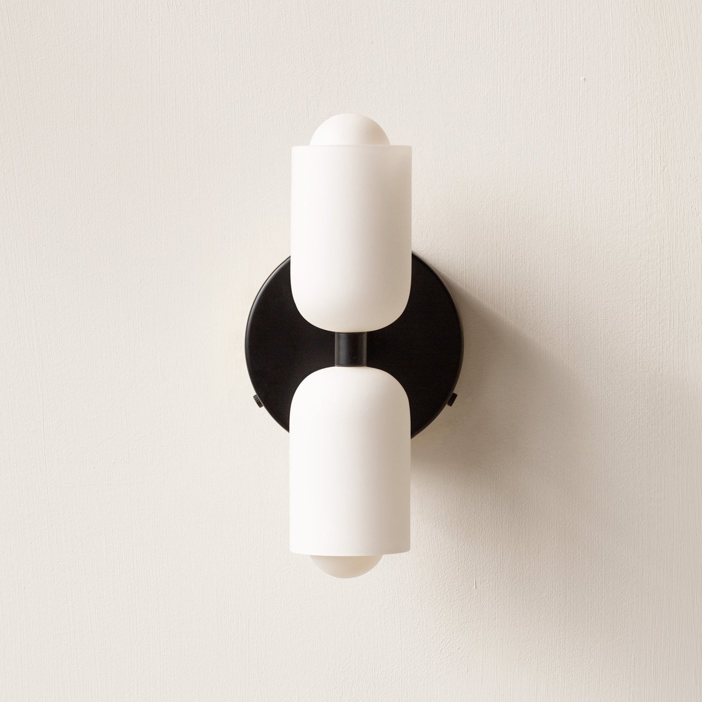 Elegant væglampe i akryl med åbent design