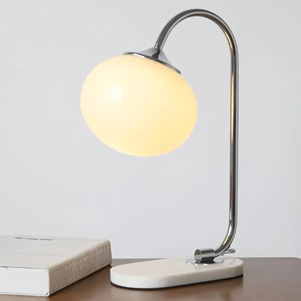 Metal og glas bordlampe fra Skumfidus