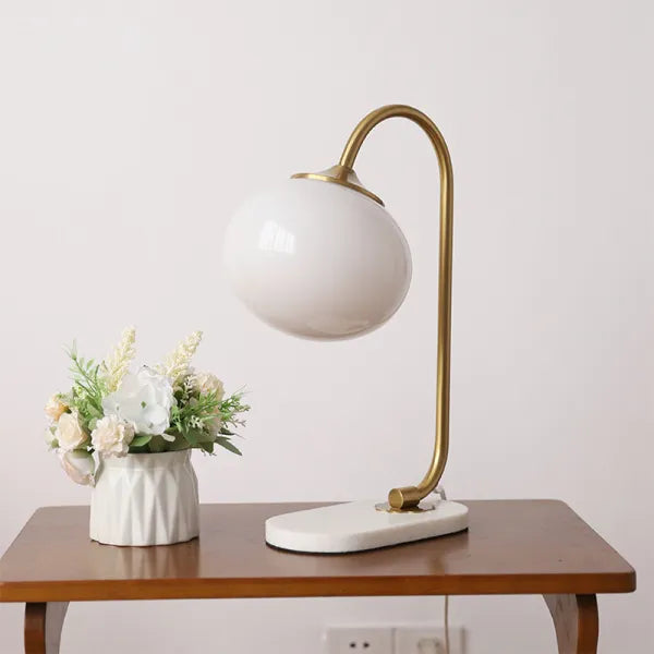 Metal og glas bordlampe fra Skumfidus