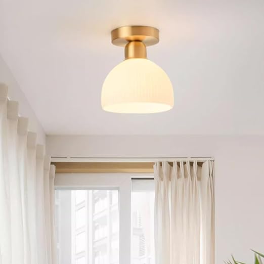 Mælkehvid loftslampe i moderne design