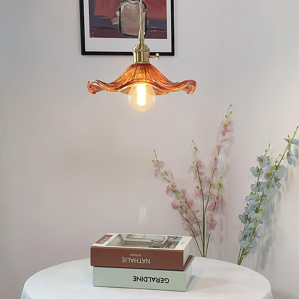 Elegant Lampe med Hibiskusblomst