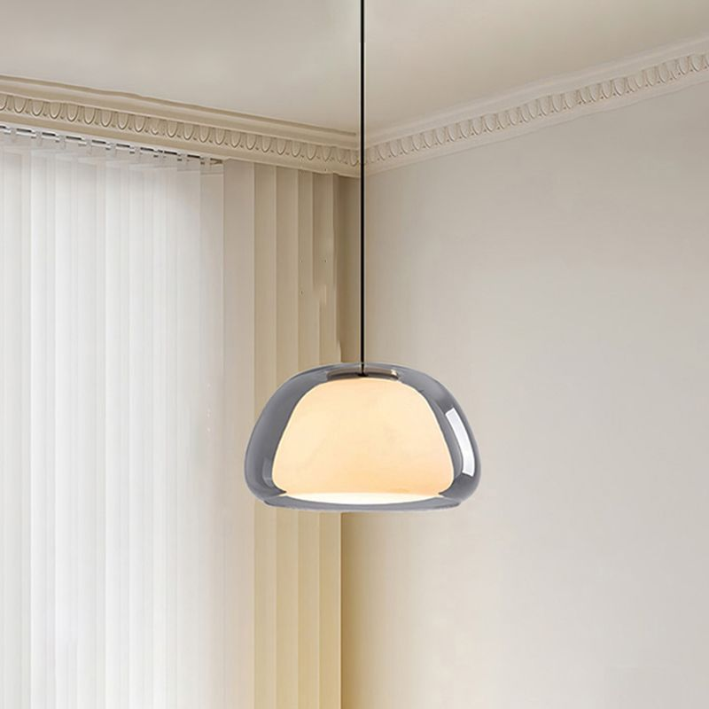 Moderne pendellampe i mælkeglas