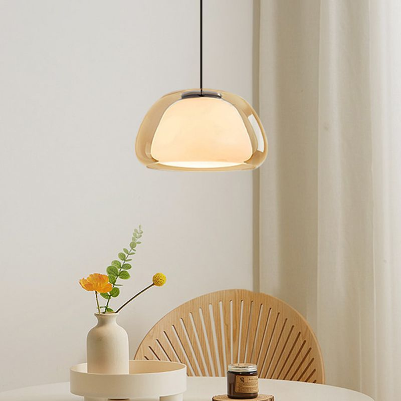 Moderne pendellampe i mælkeglas