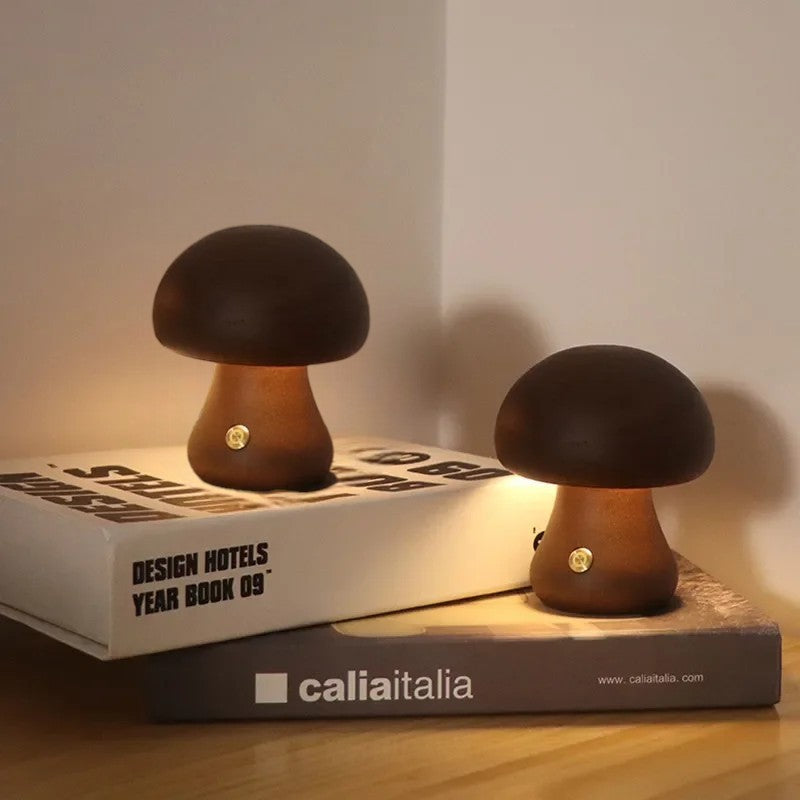 Genopladelig træbordlampe med svampedesign