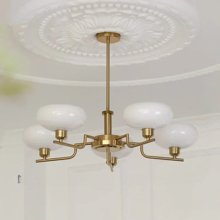Bauhaus-inspirert taklampe i middelalderstil
