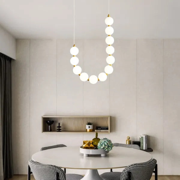 Elegant hvid halskæde med lysekrone-design