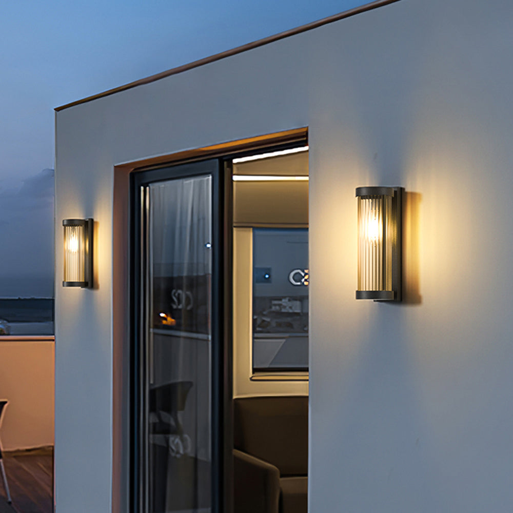 Moderne cylinderformet udelampe i metal og glas, IP65 vandtæt.
