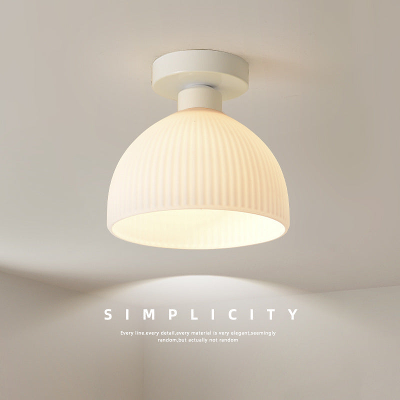 Mælkehvid loftslampe i moderne design