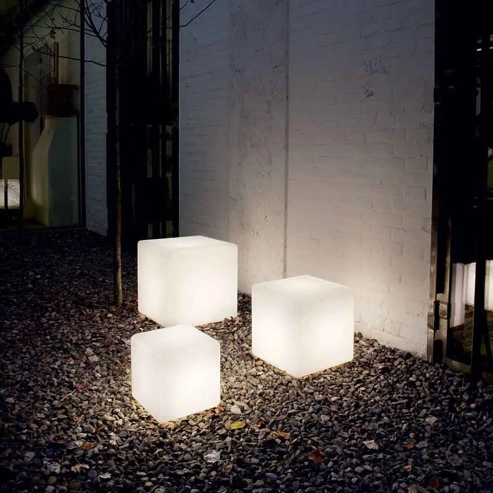 Kubisk lampe til haven