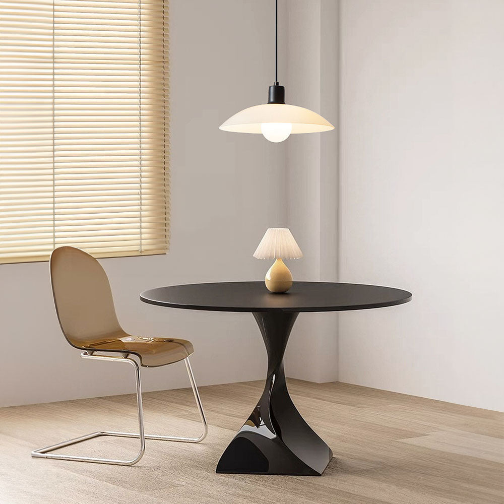 Hvid glaspendel i minimalistisk design