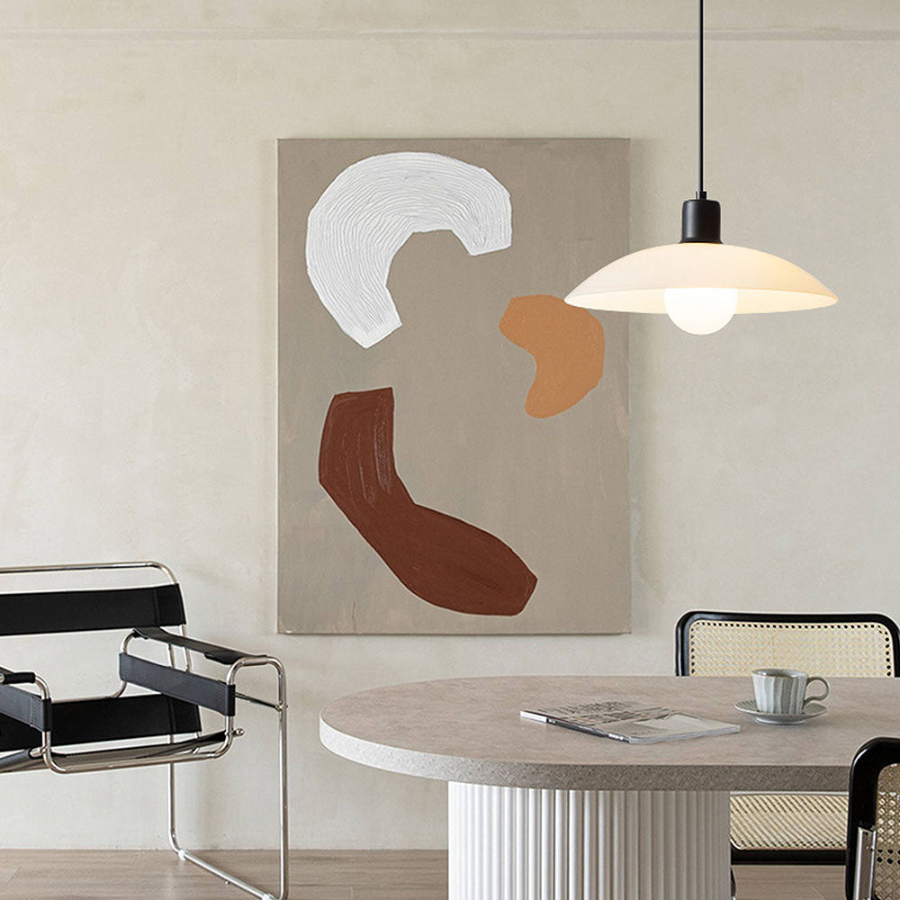 Hvid minimalistisk pendellampe i panelt glas