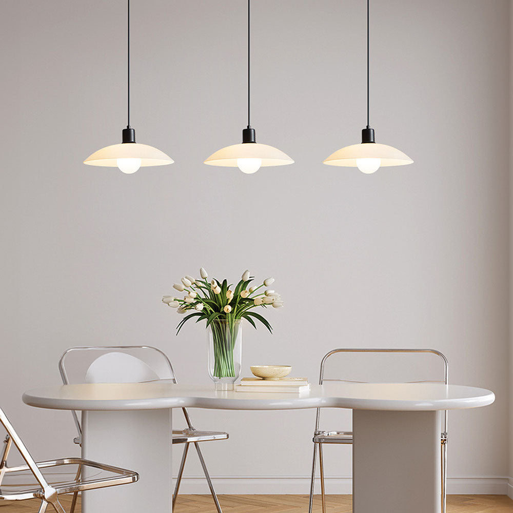 Hvid glaspendel i minimalistisk design