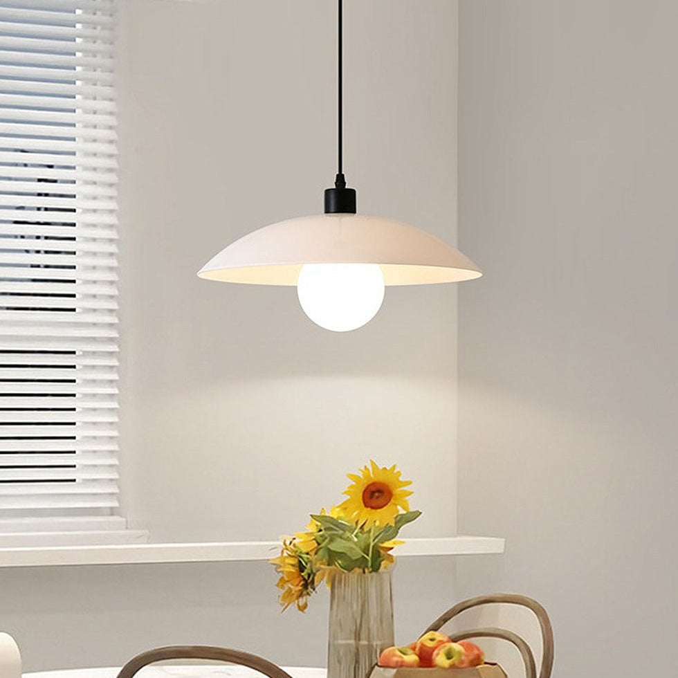 Hvid minimalistisk pendellampe i panelt glas