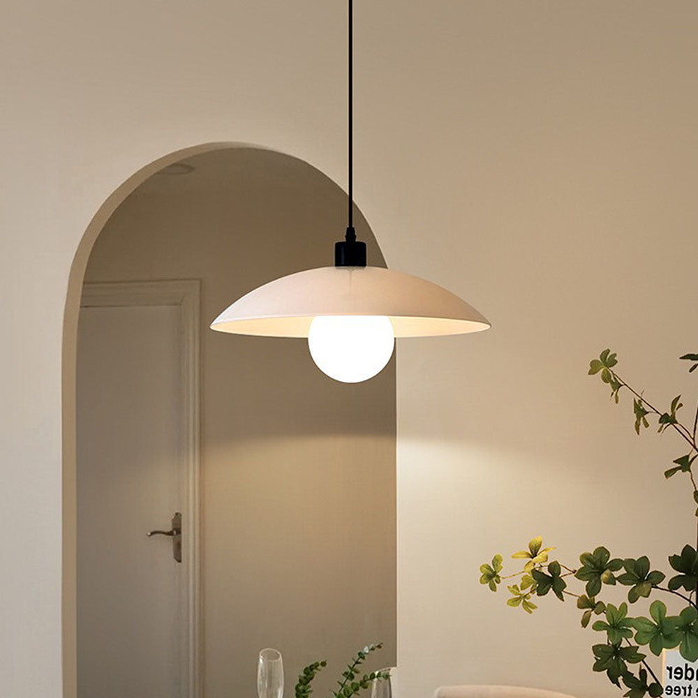Hvid minimalistisk pendellampe i panelt glas