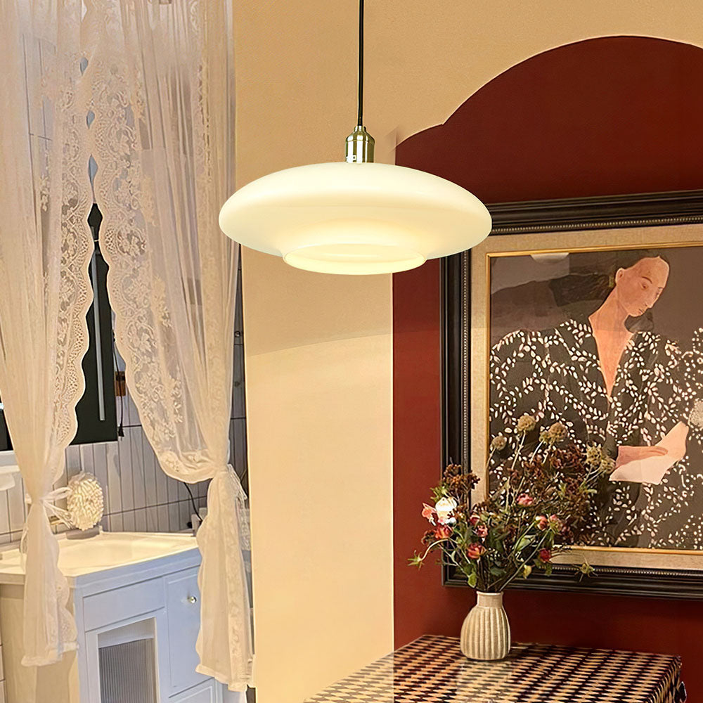 Hvid glaspendel i moderne design