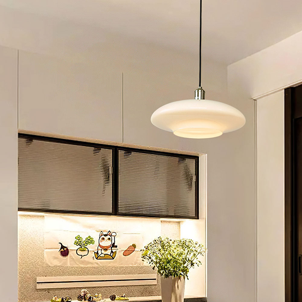 Hvid glaspendel i moderne design