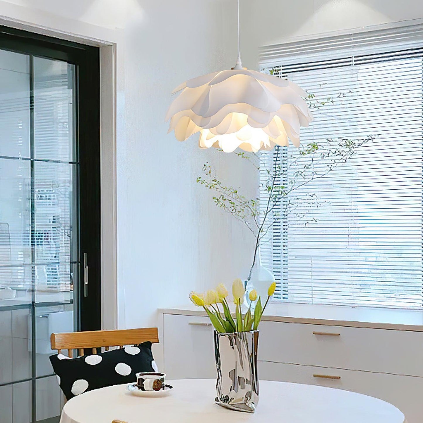 Hvid pendellampe i blomsterform