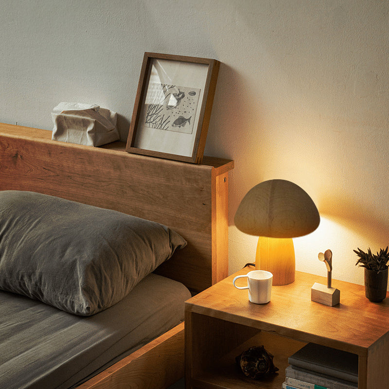 Genopladelig træbordlampe med svampedesign