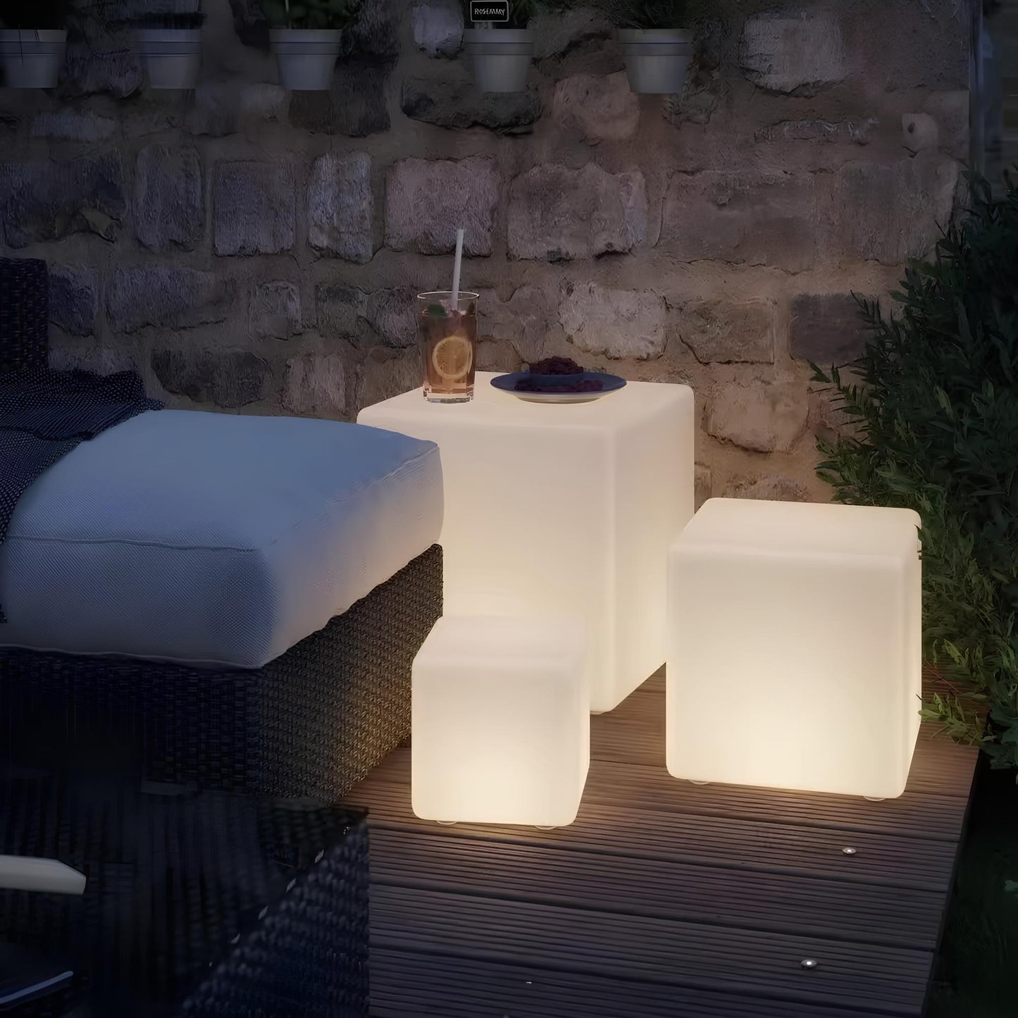 Kubisk lampe til haven