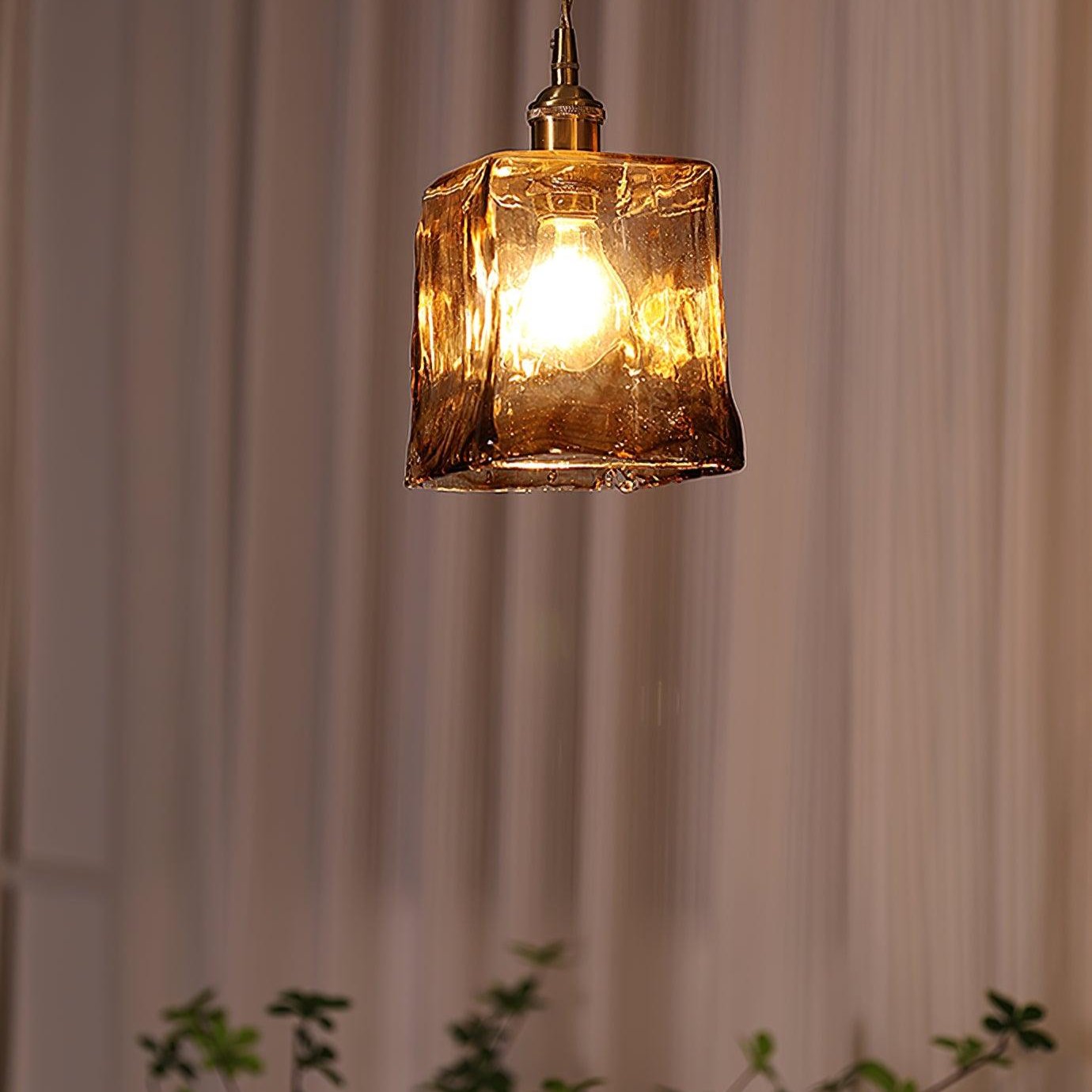 Gammel pendellampe i brun glas
