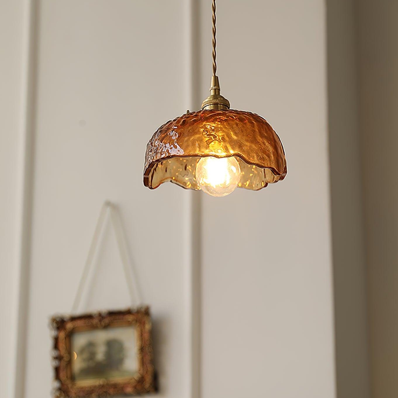 Gammel pendellampe i brun glas