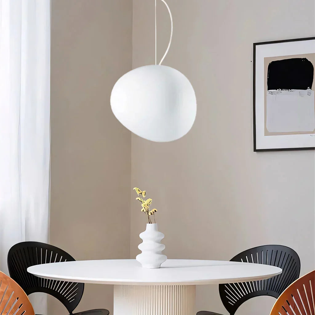 Hvid pendellampe i pebble-design