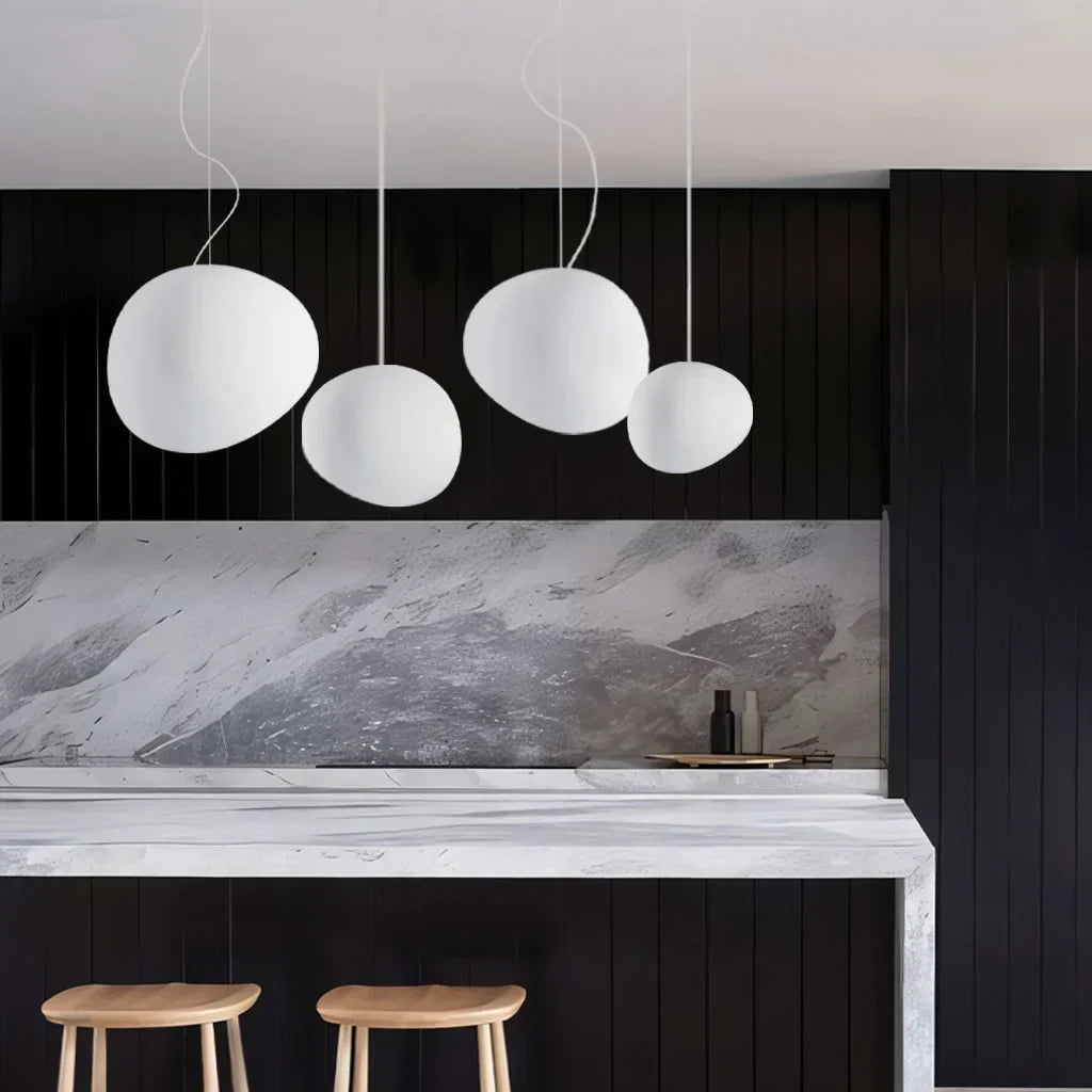 Hvid pendellampe i pebble-design