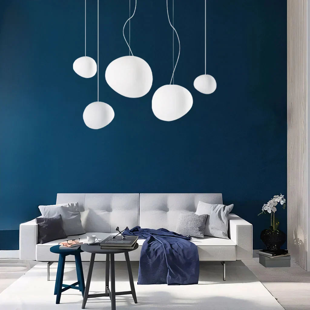 Hvid pendellampe i pebble-design