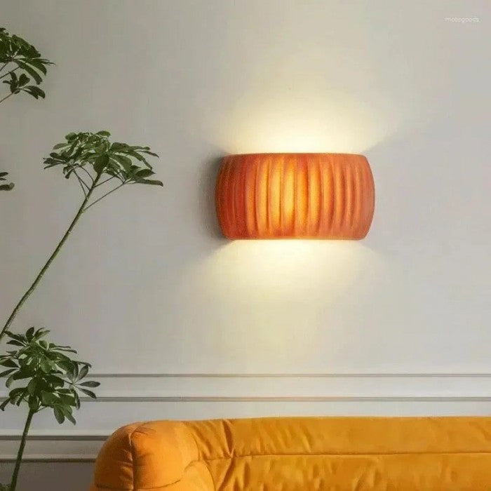Ribbet harpiks væglampe i art deco-stil