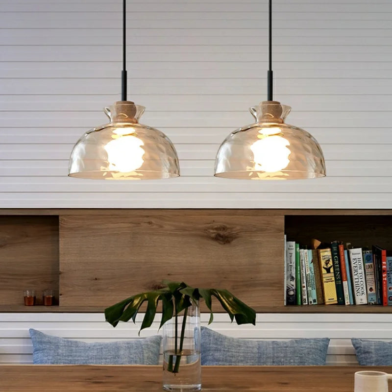 Træ pendellampe med glas og bølget design