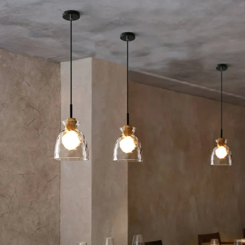 Træ pendellampe med glas og bølget design