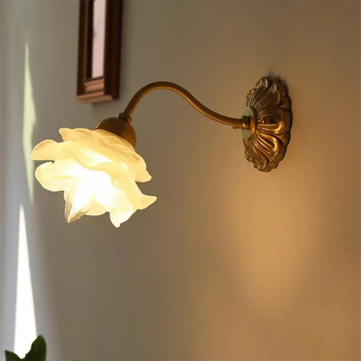 Gammel kobberblomst-væglampe af glas