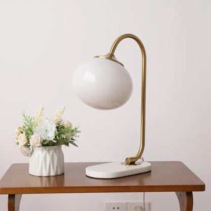 Metal og glas bordlampe fra Skumfidus