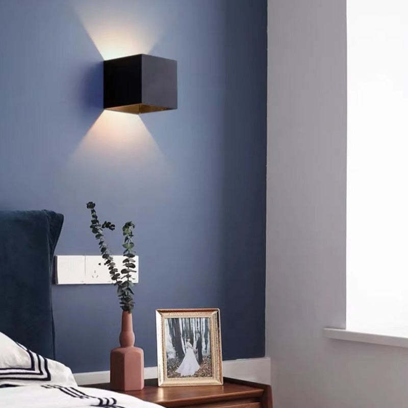 Elegant, vandtæt LED-væglampe i aluminium til både ude og inde