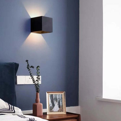 Elegant, vandtæt LED-væglampe i aluminium til både ude og inde