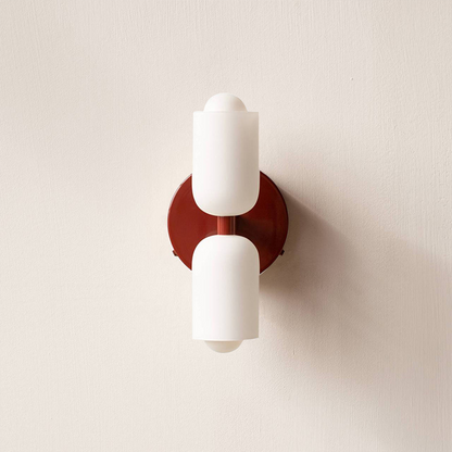 Elegant væglampe i akryl med åbent design