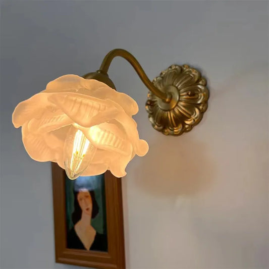 Gammel kobberblomst-væglampe af glas
 - lichtdekor.com