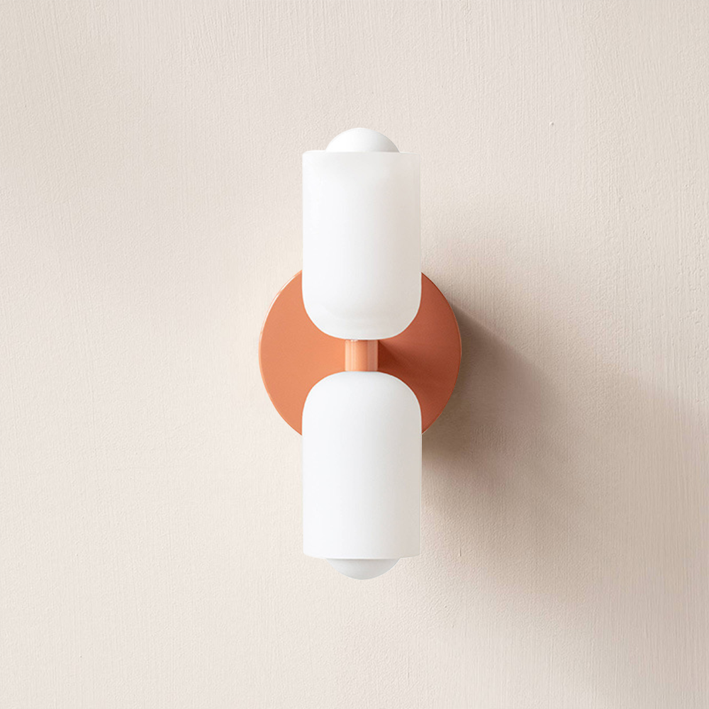 Elegant væglampe i akryl med åbent design