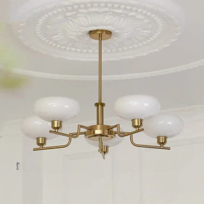 Bauhaus-inspirert taklampe i middelalderstil