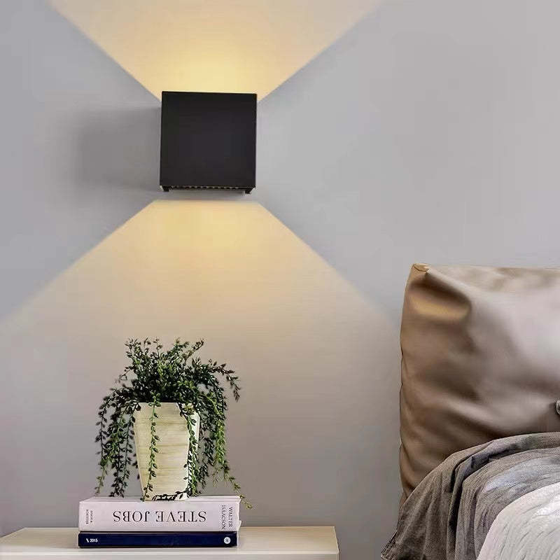 Elegant, vandtæt LED-væglampe i aluminium til både ude og inde