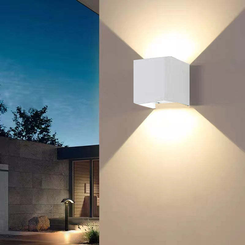Elegant, vandtæt LED-væglampe i aluminium til både ude og inde