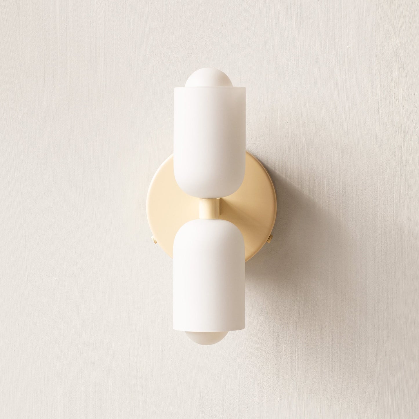Elegant væglampe i akryl med åbent design