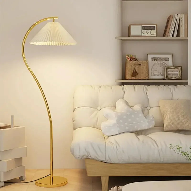Stilfuld LED gulvlampe i stof