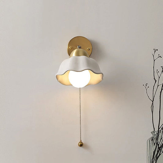 Vintage fransk væglampe med hvide blomster
 - lichtdekor.com