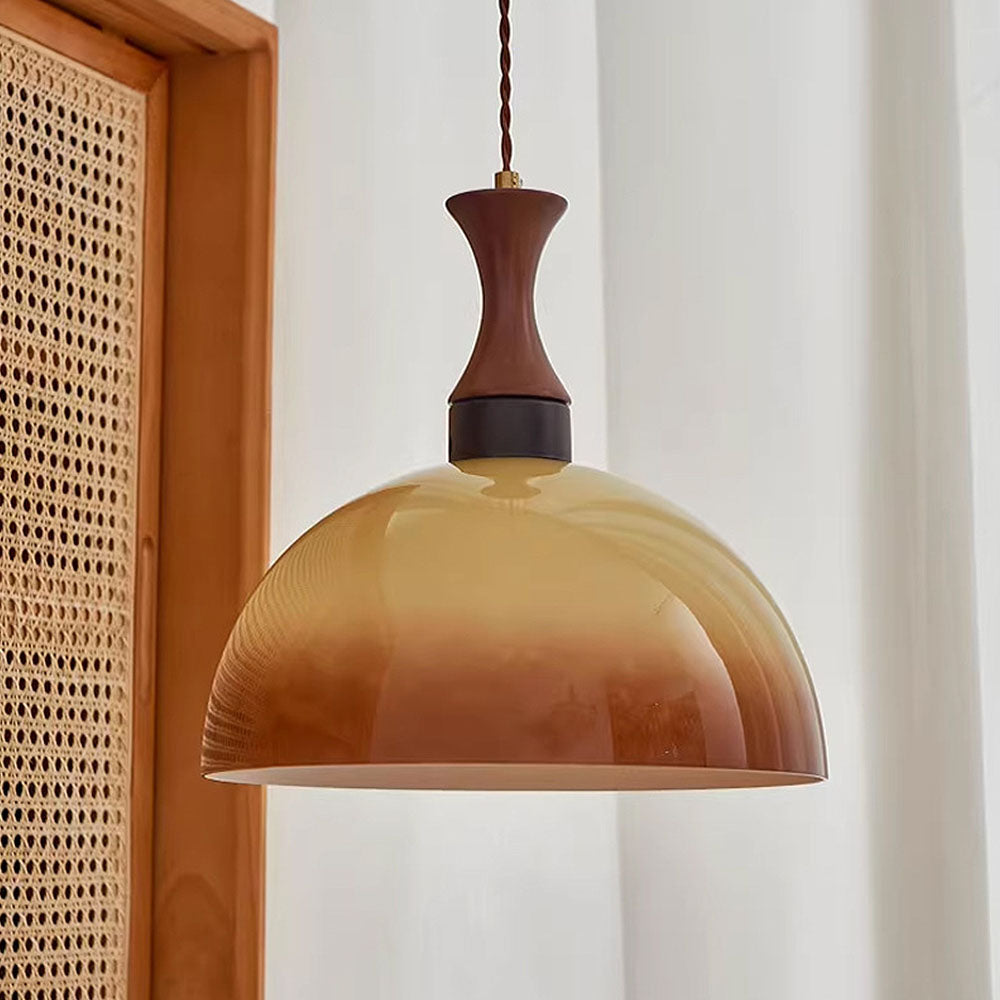 Gammeldags lampe i ravfarvet glas til landbrugsejendom