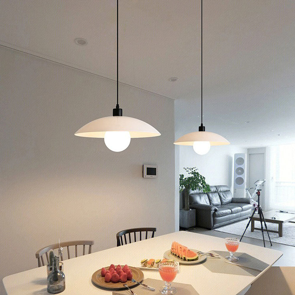 Hvid glaspendel i minimalistisk design