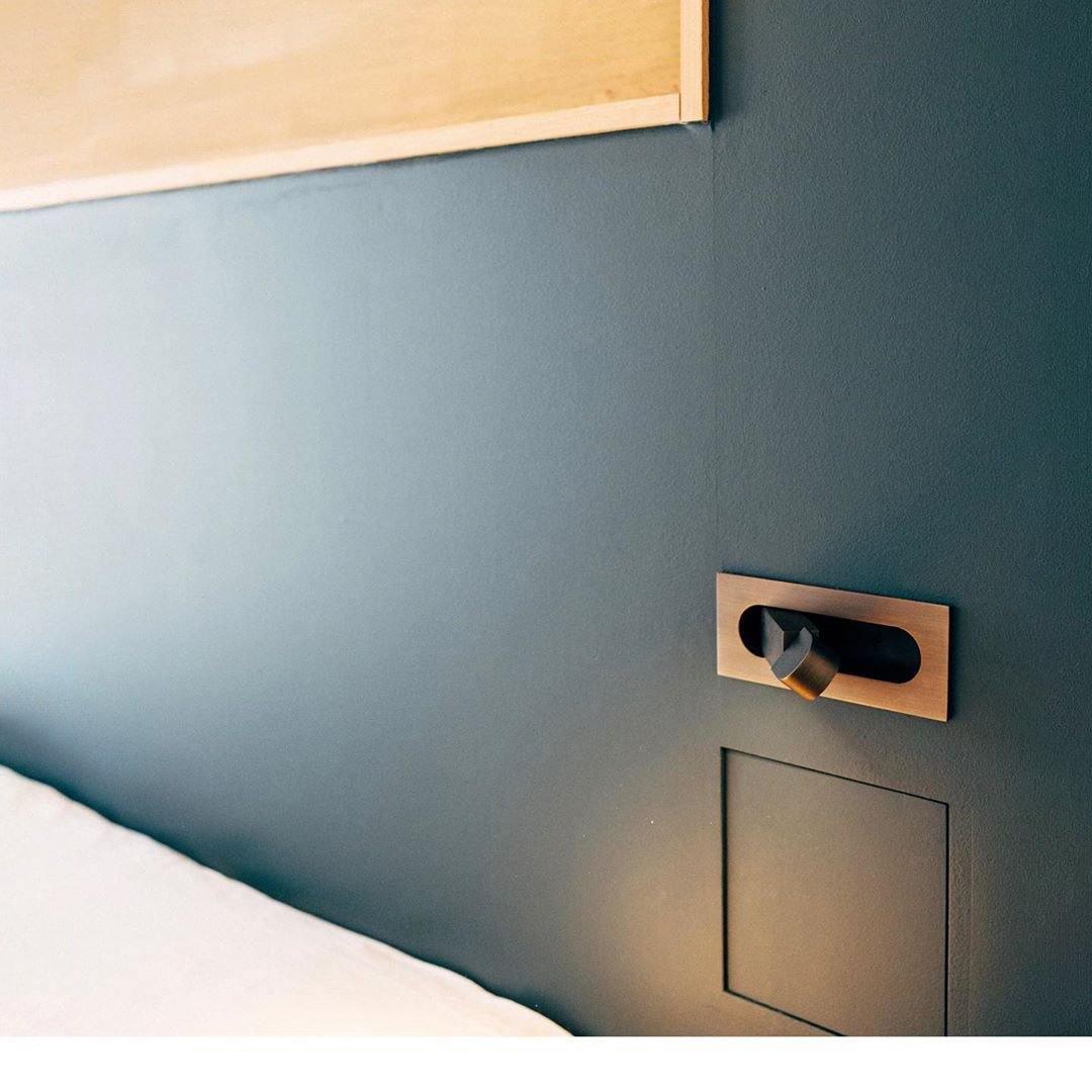 Stilren LED-natbordlampe