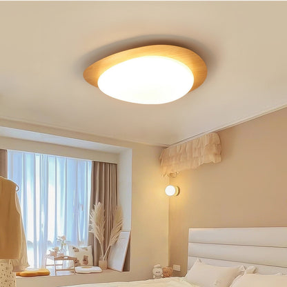 Skandinavisk loftslampe i småsten- og trædesign